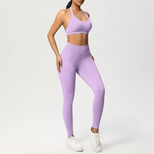 Dettaglio della vita alta a costine e della trama del tessuto elastico del set da yoga