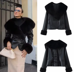 Détail de veste en similicuir noir avec col en fourrure et laçage au dos