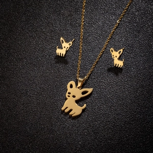 Ensemble collier et boucles d'oreilles pendentif Chihuahua doré sur fond sombre