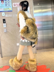 Rucksack aus Waschbär-Kunstpelz und passende Plüschstiefel im modischen Streetstyle