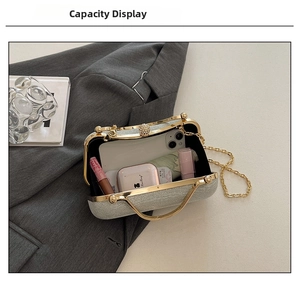 Vue intérieure de la pochette de soirée pailletée avec espace pour téléphone et maquillage
