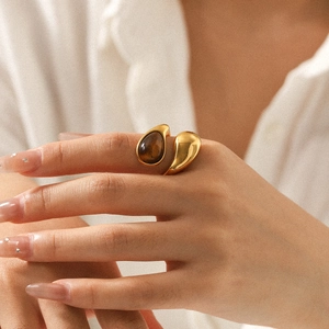 Bague dorée en acier inoxydable avec pierre oeil de tigre sur la main