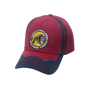 Cappellino da baseball mimetico bordeaux con toppa a forma di pantera e scritte ricamate