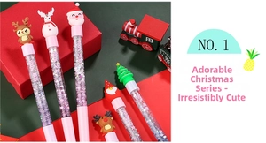 Dettaglio di penne natalizie con glitter liquidi e decorazioni di Babbo Natale