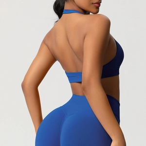 Détail d'un soutien-gorge de sport bleu roi avec dos nu et legging sans couture pour le yoga