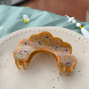 Eleganter Haarklammer aus orangefarbenem Acetat mit traditionellem silbernem Wolkenmuster