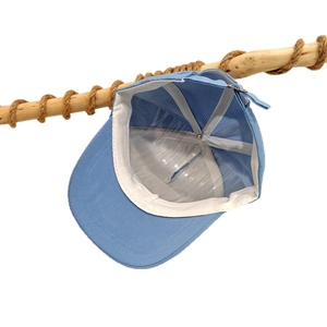 Berretto da baseball in cotone azzurro con stampa auto su un appendino in legno