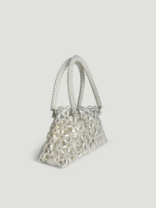Elegante weiße handgefertigte Perlen-Handtasche mit Blumenmuster und Silberakzenten
