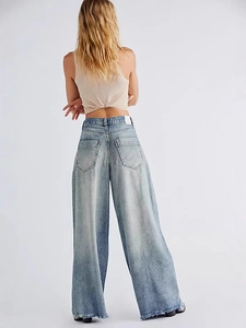 Jean femme taille haute délavé bleu clair à jambe large avec poches arrière et style vintage