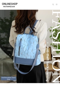 Detail eines hellblauen Blumen-Rucksacks aus Nylon mit sicherem Anti-Diebstahl-Verschluss