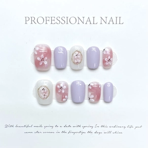 Faux Ongles Faits À La Main Courts Carrés Ronds Lilas Motif Floral Blanc Avec Künstliche Perles Et Accents Métalliques Pour Femmes