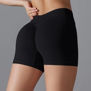 Détail du short de yoga noir sans couture avec taille en V et design galbant fessier