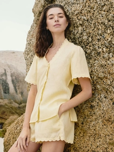 Ensemble deux pièces femme jaune clair avec haut à col en V et short à bords festonnés