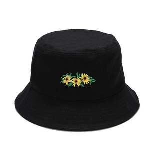 Bob noir en coton avec broderie de tournesol jaune dans un style minimaliste épuré