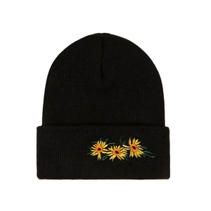 Berretto in maglia nera con tre ricami di girasoli gialli sul bordo con risvolto