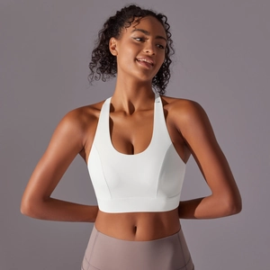 Détail d'un soutien-gorge de sport dos nageur blanc en tissu élastique sans couture