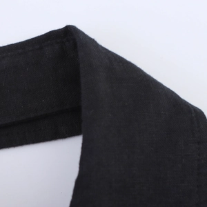 Macro du tissu en coton noir et détails des coutures sur la robe dos nu