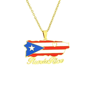 Vue macro détaillée du pendentif drapeau de Porto Rico avec finition en acier doré poli