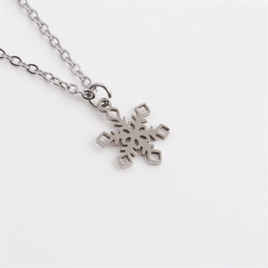 Collana con ciondolo a fiocco di neve di Natale in acciaio inossidabile lucido su bianco