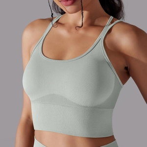 Détail de la brassière de sport sans couture gris-vert avec bande côtelée et bretelles