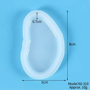 Detail view of heart puzzle silicone mold with dimensions 8x5x0.7cm for DIY resin craft