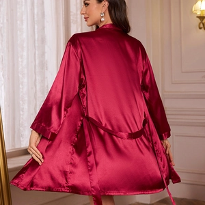 Peignoir élégant en satin rouge vin avec ceinture, vue de dos dans un décor intérieur