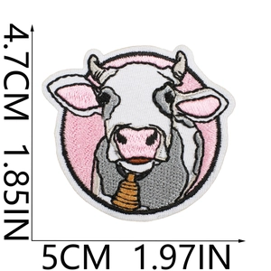 Toppa ricamata a mucca con campanellino e dimensioni 5cm di larghezza e 4.7cm altezza