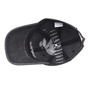Vue intérieure de casquette en coton lavé avec support et étiquette 100% coton incluse