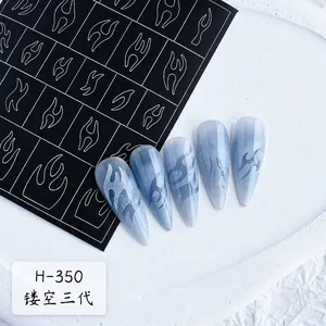 Détail de manucure flamme dégradé bleu avec pochoir évidé pour nail art créatif