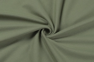 Nahaufnahme der olivgrünen Stricktextur und weicher Faltenwurf für Sommer-Maxikleid