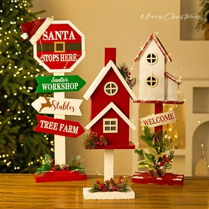 Case di Natale vintage in legno dipinte a mano e cartelli stradali per decorazioni