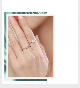 Dettaglio del set di anelli in argento S925 con fiori di gemme rosa e blu