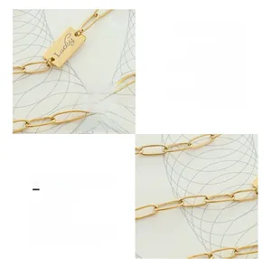 Dettaglio della catena in acciaio al titanio placcato oro 18K con charm Lucky inciso