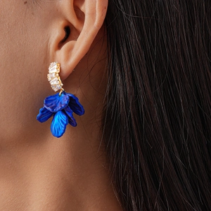 Boucles d'oreilles dorées avec fleurs en acrylique bleu et cristaux étincelants pour femme