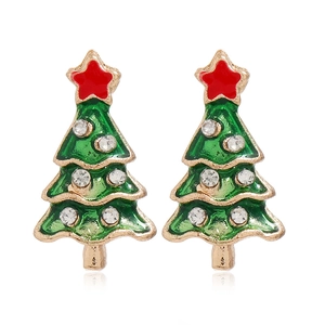 Détail de boucles d'oreilles sapin de Noël en émail vert avec strass étincelants