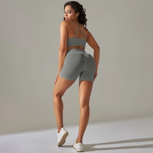 Détail de l'ensemble de yoga gris sans couture avec brassière dos croisé et short taille haute