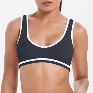 Détail du soutien-gorge de sport noir avec passepoil blanc et tissu haute élasticité