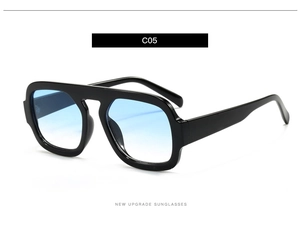 Details einer schwarzen Sonnenbrille mit dickem Rahmen und hellblauem Verlaufsglas-Finish