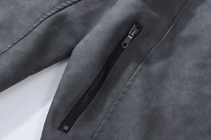 Detail der dunkelgrauen Jacke mit Wildlederstruktur und silbernem Reißverschluss