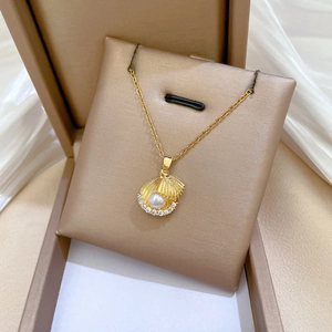 Élégant collier en acier titane avec pendentif perle coquillage et accents en cristal
