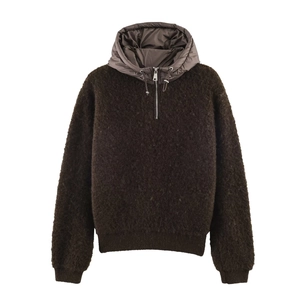 Détail d'un pull à capuche demi-zip avec maille pelucheuse et tissu marron contrasté