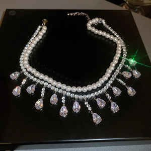 Dettaglio della collana a doppio strato con perle barocche e pendenti a goccia in strass