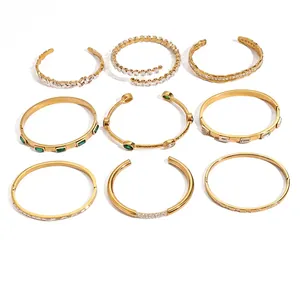 Collection de neuf bracelets en acier inoxydable doré avec zircons et designs en spirale