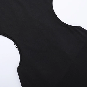 Detail eines schwarzen rückenfreien Kleides mit Seitenausschnitt und feinen Nähten