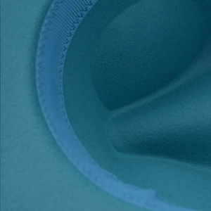 Makro-Detail der blauen Wollfilzhut-Innenseite mit strukturierter Fütterung und Naht