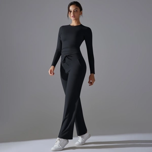 Détail du pantalon de yoga à taille haute et jambes larges avec poches et cordon