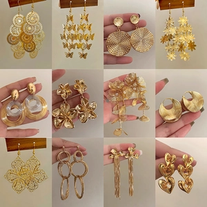 Collection de boucles d'oreilles dorées à glands et puces papillon pour femme
