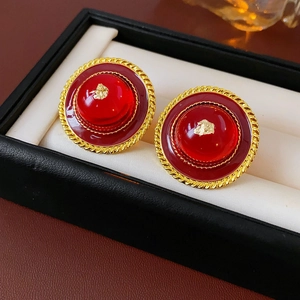 Macro di orecchini vintage con smalto rosso e foglia d'oro in confezione regalo nera