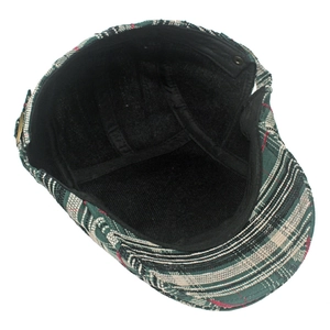 Détail intérieur du béret à carreaux pour hommes montrant la doublure noire douce