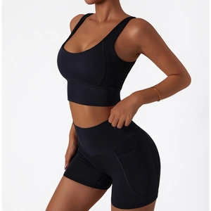 Détail du short de yoga noir à taille haute avec poche latérale pratique et coupe ajustée